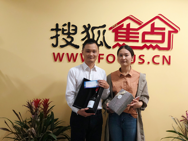 苏州搜狐焦点副总经理胡海平(左) 苏州搜狐焦点副总经理胡海平(左)
