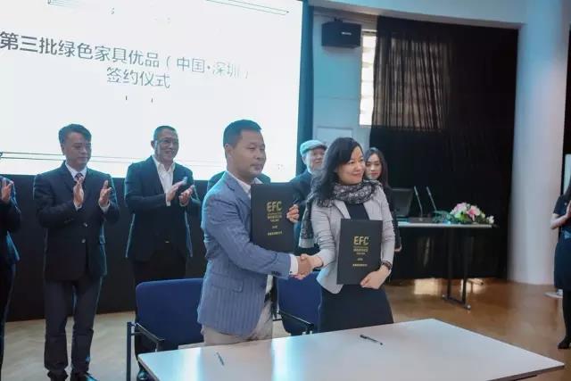 华意空间副总经理叶军江（前排左一）与深圳家协秘书长洪小惠（前排右一）签订《绿色家具优品质量承诺责任书》
