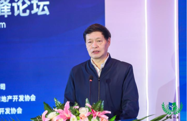 中国房地产业协会副会长兼秘书长陈宜明发表主题报告