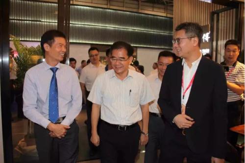 东莞市市长梁维东视察第36届名家具展