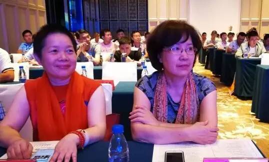 中国房地产业协会住宅技术委员会副主任、长沙巨星轻质建材股份有限公司  董事长蒋棠及中国房地产业协会住宅技术委员会秘书长李萍出席会议