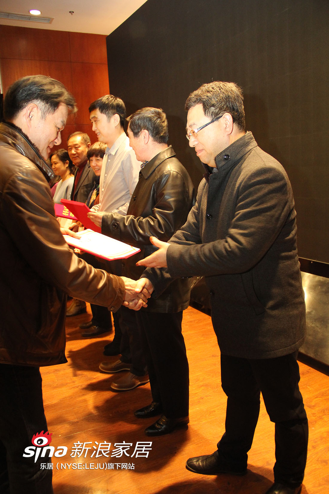 青岛市民管局副局长李思清为副秘书长刘天宇颁发证书