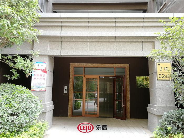 可见交房时的绿化和平时维护都一般 社区大门和单元门均是敞开的