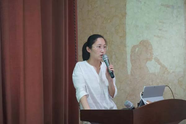 广西建筑科学研究设计院的高级工程师刘亚美进行演讲