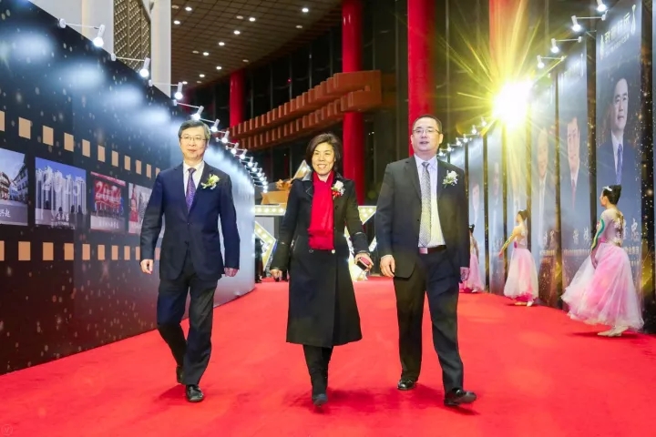 《中国企业家》杂志社社长何振红（中）