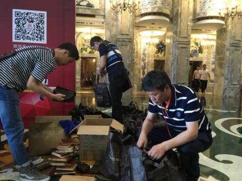 地暖万里行杭州站，许昌兵带领工作人员现场准备工作