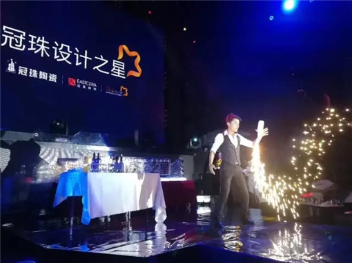 精彩的玻璃舞表演，活动气氛高潮迭起