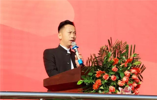 ▲ 陕西省建材商会执行会长刘振虎致开幕辞