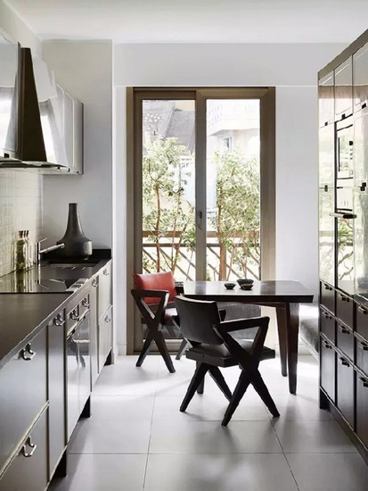 厨房以黑与白的色彩搭配出鲜明利落的视觉感受，丰富的储物空间足以将杂物收纳妥当。