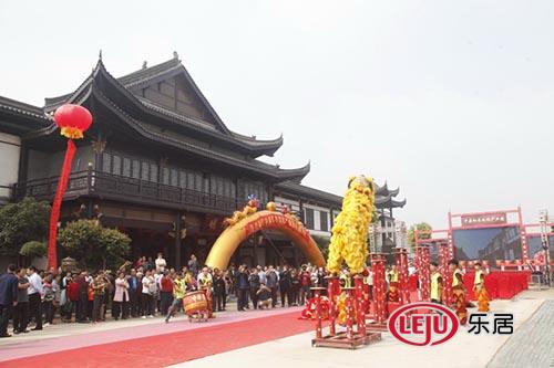 精彩的舞狮表演预示着中原红木文化产业园红红火火