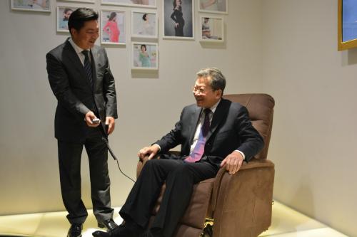 深圳市副市长陈彪体验“妈妈的沙发”