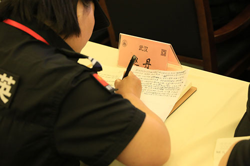 一张纸不够，这已经是这位工长写的第二张纸，他们又太多太多的成果想要表达