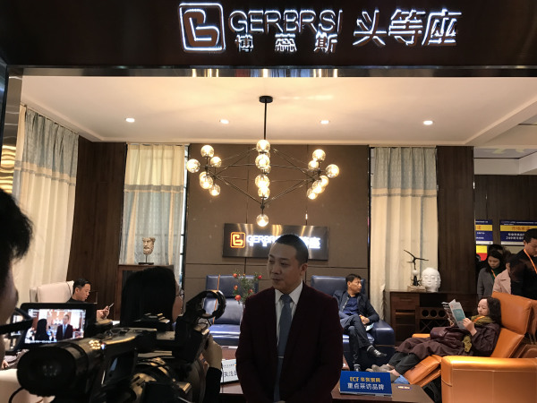 博蕊斯家具有限公司董事长占伟林接受媒体记者采访