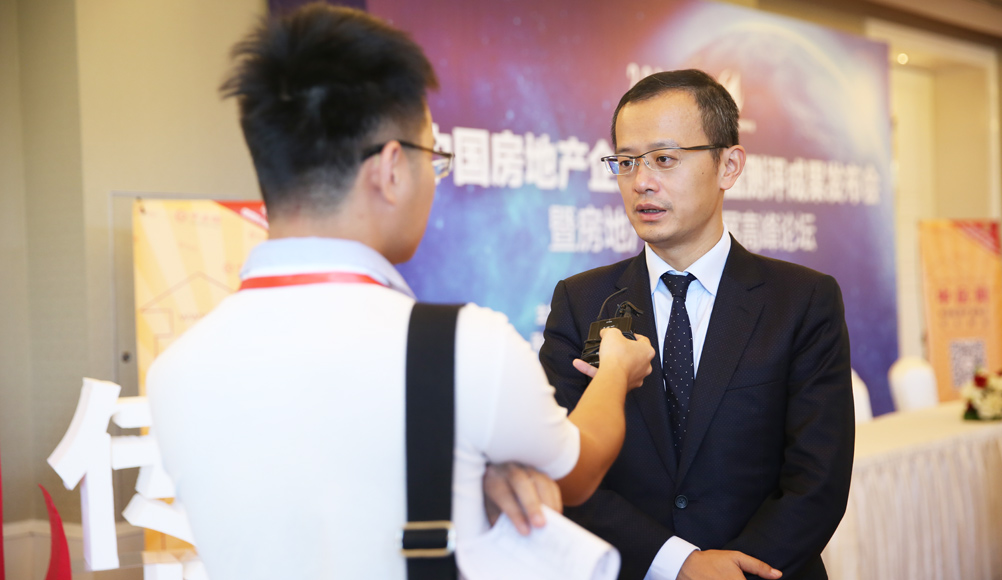 中国房地产测评中心主任、易居（中国）企业集团首席执行官丁祖昱接受媒体采访