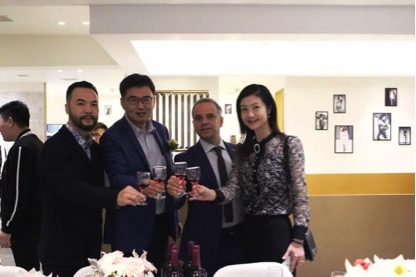 现场品鉴奢华红酒