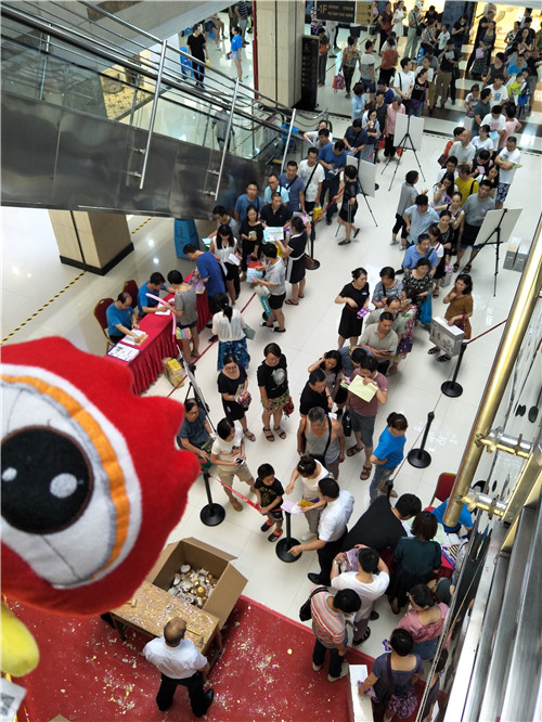  本次大明宫建材家居·含光路店会场由著名砍价师金宝担任主持，精彩不断！吸引众多消费一起参与互动、抢购，大家一同参与其中，欢笑不断。