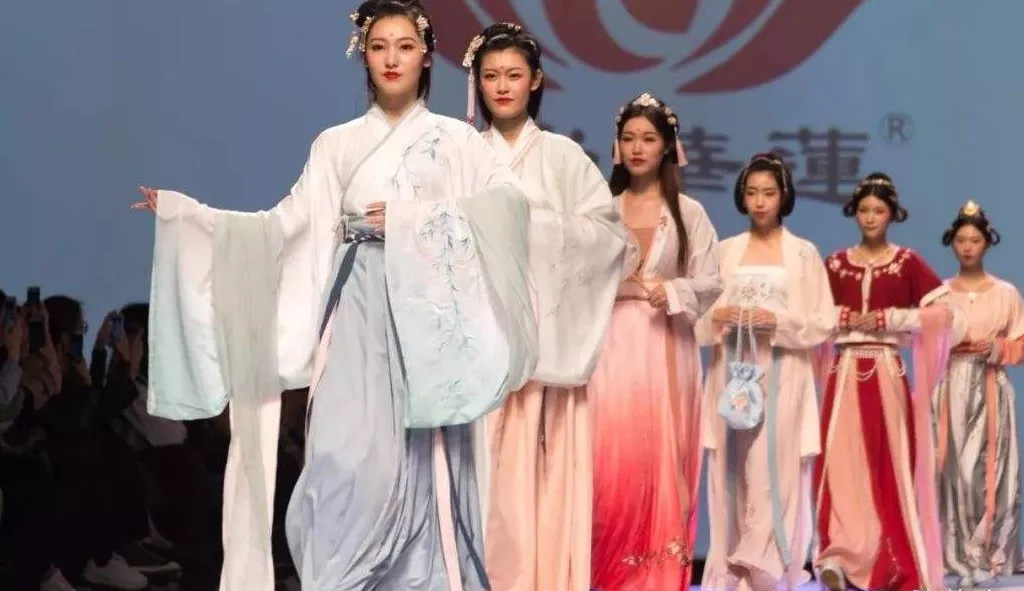 13晚活动】一起共度佳节,节目演出,汉服t台秀