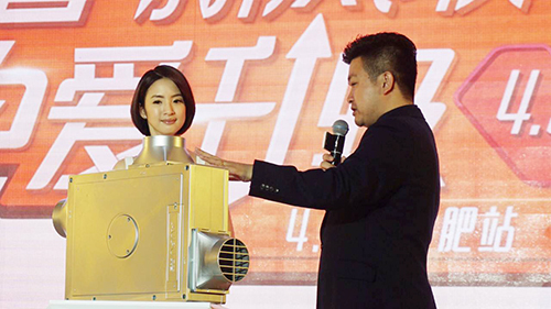 奥普品牌总监蔡春兵与林依晨一同揭开了本次活动明星产品新风取暖的神秘面纱
