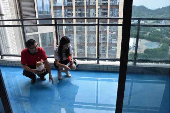 △防水工序要求严格，图为阳台的闭水试验
