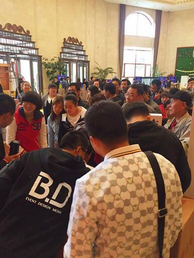 人口攒动_襄阳天贸城展位人口攒动-襄阳2014年秋季房展会参展楼盘之天贸城(2)