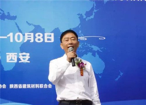 ▲ 陕西省人大代表、西安大明宫实业集团董事长席有良先生，宣布8000花洒免费送活动正式启动