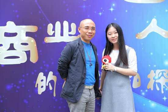 香港方黄建筑师事务所创始人方峻与新浪家居记者合影