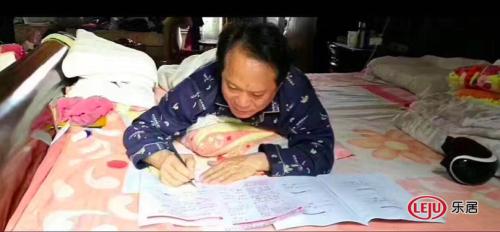 何新明腰疾犯了，趴在床上完成了讲稿，今天从医院偷跑出来，为员工讲了快两个小时。讲完了，站都站不起来。