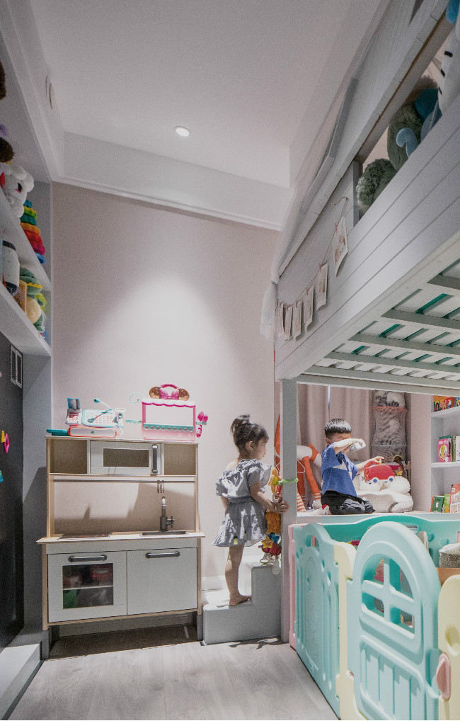 儿童房采用立体的空间分割功能需求，睡眠区、阅读区、游乐区DIY绘画区、玩具收纳区及衣物收纳区等功能均得到满足