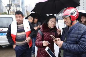 街头军运会产业工人和农民工认领羽绒服