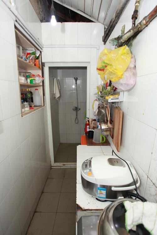 淋浴房和厨房连在一起