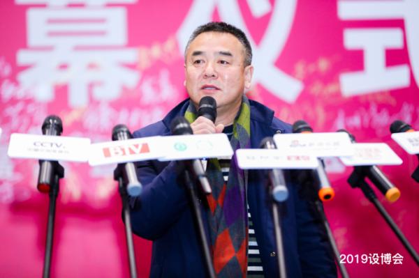 中国地毯领导品牌海马地毯集团的艺术总监李峰发言致辞