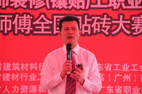 张泳东先生上台为选手打气