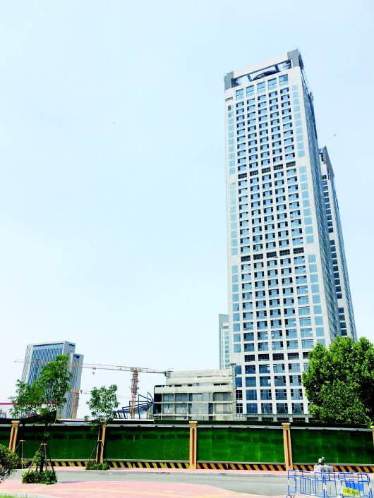 目前,中弘广场的两栋副楼已基本建好　孙罗南　摄