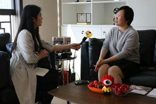 金钢铂林总裁李文娟女士（右一）接受新浪家居记者采访