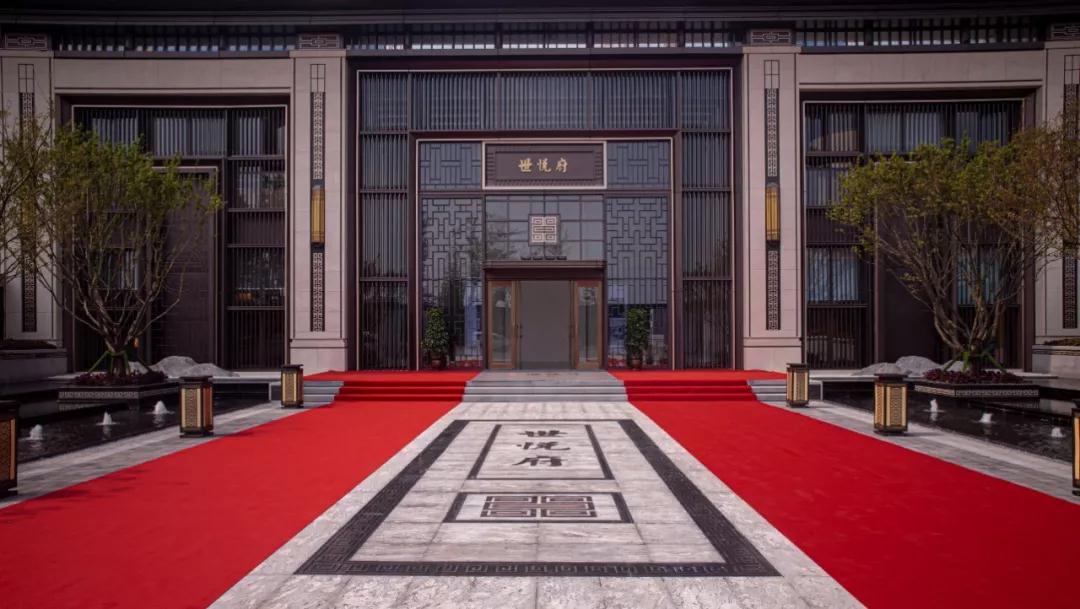世悦府会客厅大门实拍