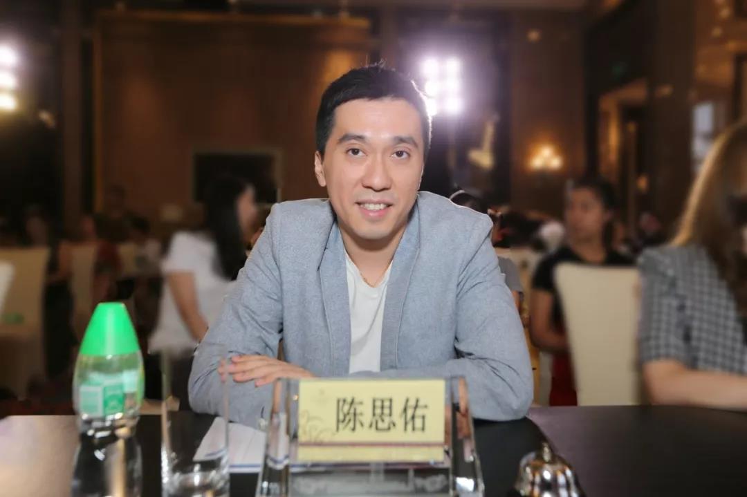 任教于香港演艺学院及香港浸会大学钢琴系 陈思佑老师