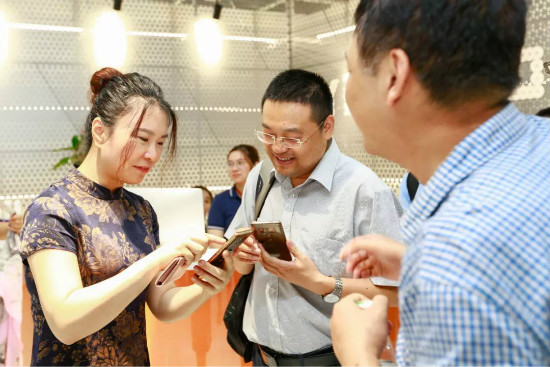 佛山中国陶瓷城集团有限公司常务副总裁兼商业运营中心总经理余敏女士与在场嘉宾交流