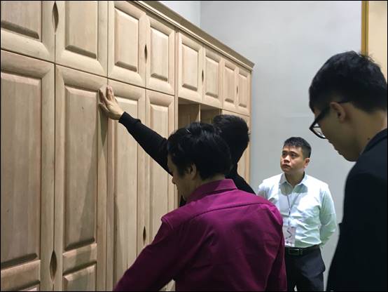 亚丹家居-不少意向客户前来参观本次展出的产品