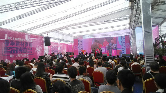 图为 现场抽奖活动