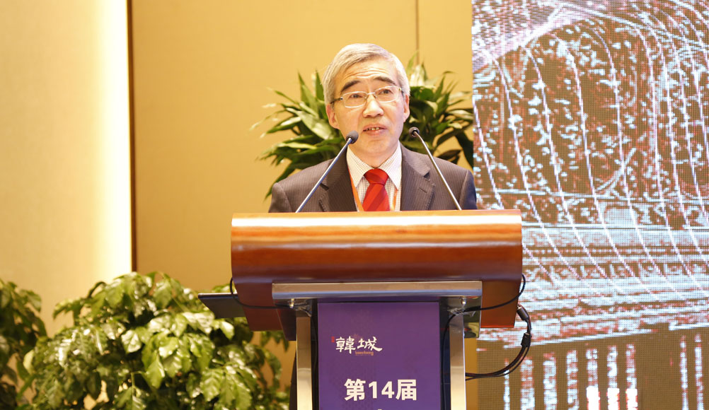 中国房地产业协会副会长兼秘书长冯俊主持开幕式