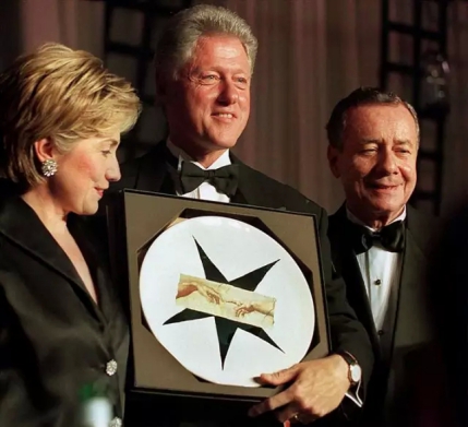 1999年，美国前总统克林顿授予IMOLA陶瓷“千年艺术之灵魂”的美誉
