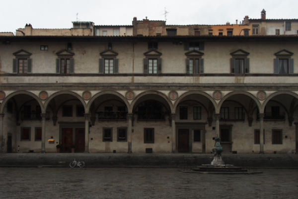 3-3图(58)  早期意大利文艺复兴建筑师勃鲁内烈斯基所设计的，佛罗伦萨圣阿努奇雅塔广场，翡冷翠最美丽的广场，经典的文艺复兴式城市景观。