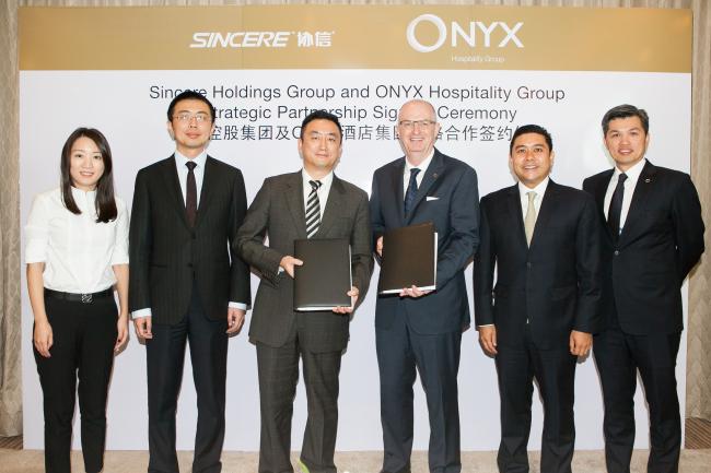 協信控股集團與ONYX酒店集團簽署戰略合作協議以及首兩家位于上海的協信莎瑪物業管理協議。從左至右：協信遠創地產集團資產管理公司副總經理王璐女士；協信遠創地產集團資產管理公司常務副總經理徐鋒先生；協信遠創地產集團常務副總裁張澤林先生；ONYX酒店集團主席兼行政總裁馬添樂先生(Douglas Martell)；Italthai 集團行政總裁兼ONYX酒店集團擁有人及董事  Yuthachai Charanachitta先生；以及ONYX酒店集團北亞區副總裁黎志才先生。