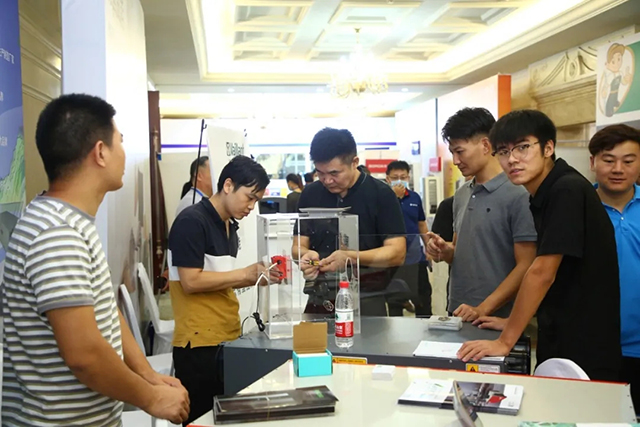首届优品展洽会现场盛况图片