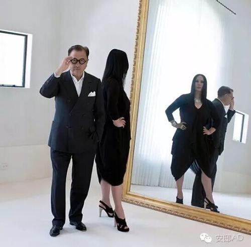 周英华与妻子Eva站在订制于伦敦的装饰镜前。 周英华与妻子Eva站在订制于伦敦的装饰镜前。