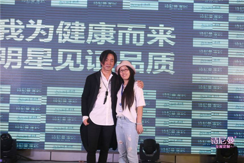 张洪量和粉丝合照