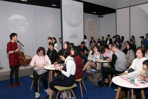 集团董事副总裁李虹瑶在沙龙上与设计师们互动交流