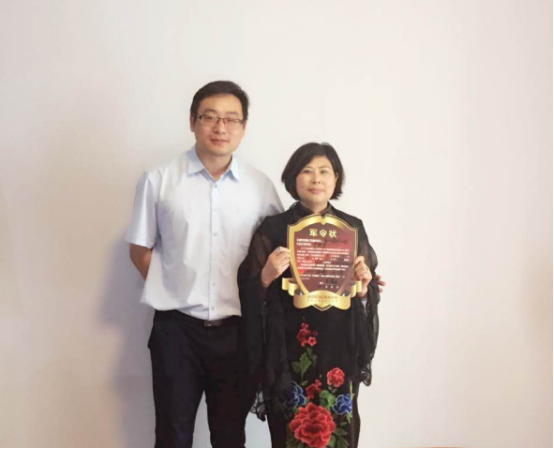 图为华南销售总监程俊（左）与贵州区域盟主合影