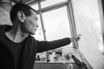 “看，窗户上都结了冰。”