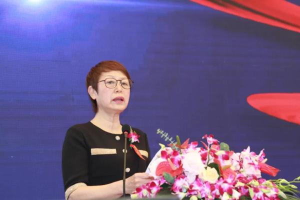 中国涂料工业协会会长孙莲英女士在开幕式上致辞